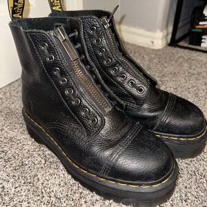WOMEN’s DR. MARTEN SINCLAIR - SIZE 10
